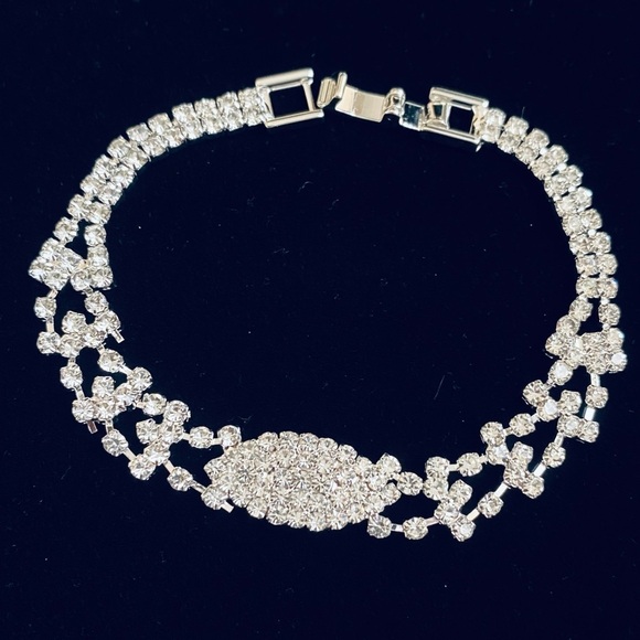 Silver Rhinestone Inlaid Luxury Bracelet - Picture 5 of 6